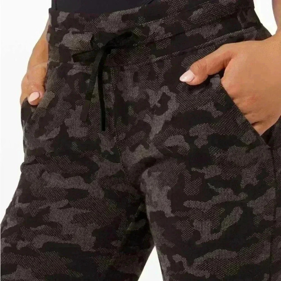 Lululemon camo joggers size 2 - Picture 3 of 6